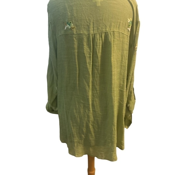 Fig & Flower Green Floral Embroidered 1x Rolled Sleeve Button Front Blouse - Picture 2 of 5